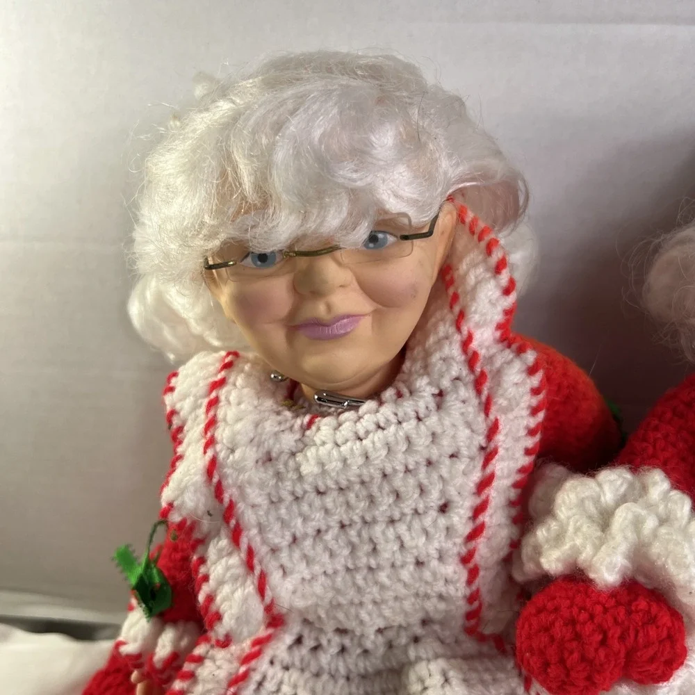 Vintage‎ 1992 Christmas Santa & Mrs Clause Crocheted Outfits  Fibre Craft READ
